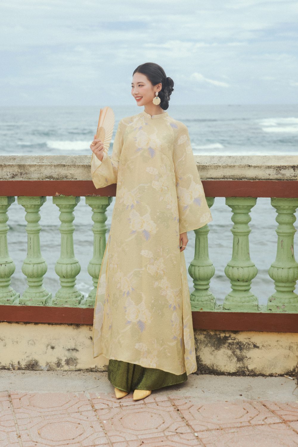 Áo dài Thu Hải Đường màu vàng mơ