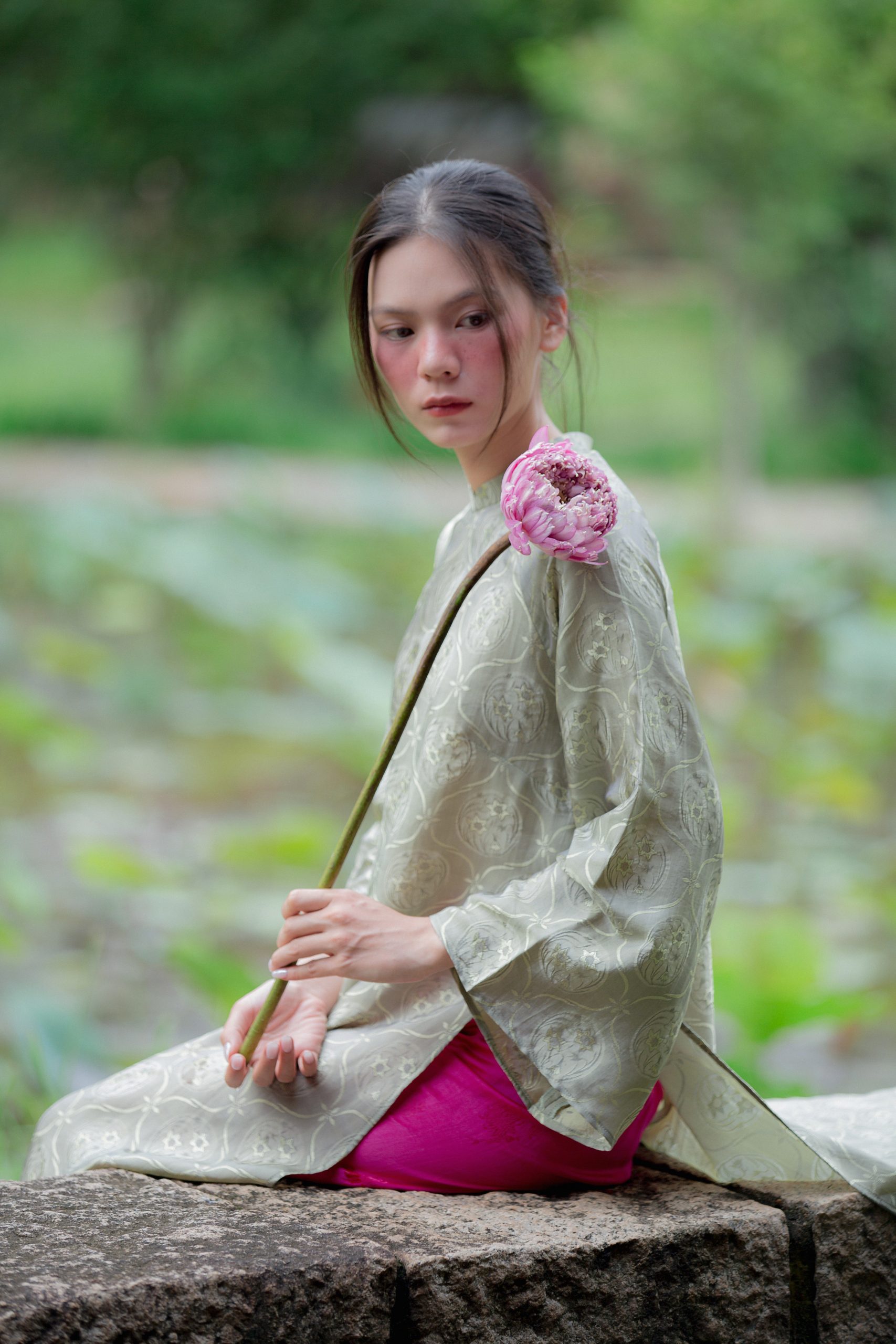 Quần Áo Dài Lụa Tơ Tằm Hoạ Tiết Sen Hồ Điệp