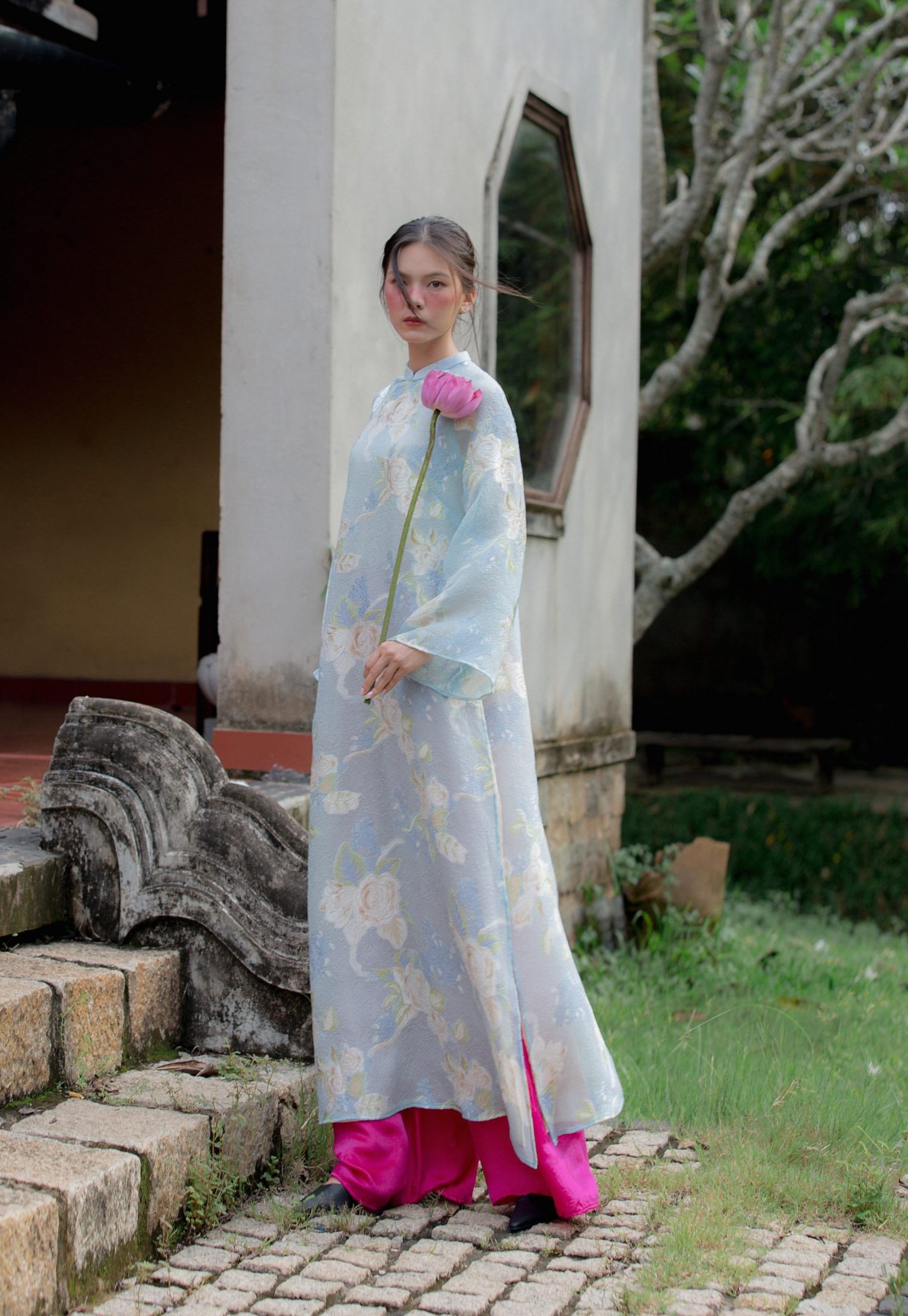 Áo dài Thu Hải Đường màu xanh dương