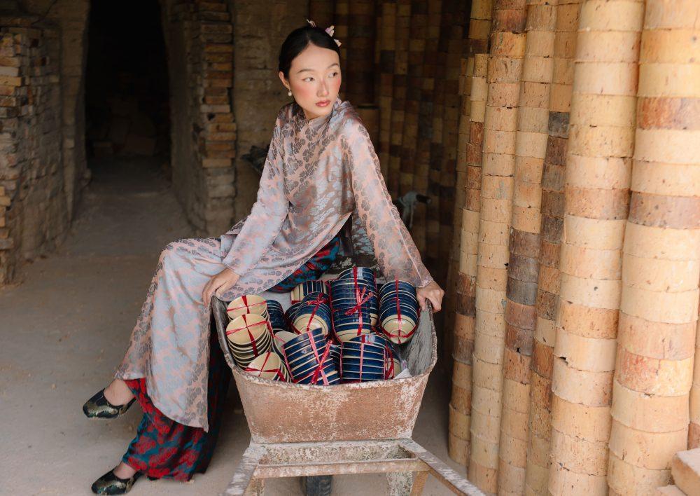 Áo Dài Ngân Hạnh màu hồng tro