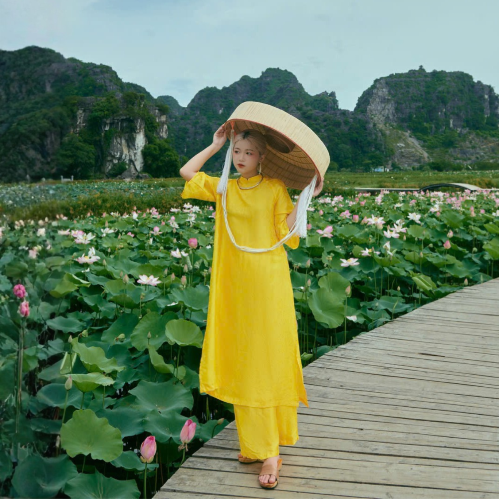 Áo dài tơ tằm hoạ tiết hoa cúc màu vàng - dáng cách tân