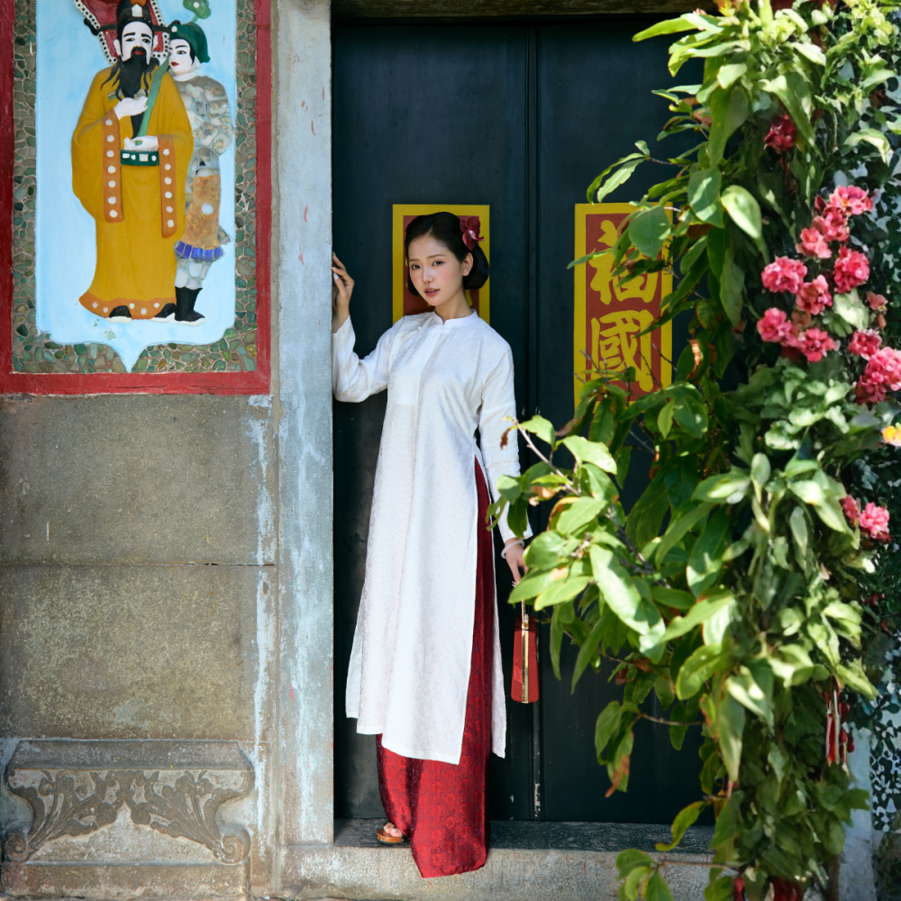 Áo dài tơ tằm hoạ tiết hoa cúc màu trắng