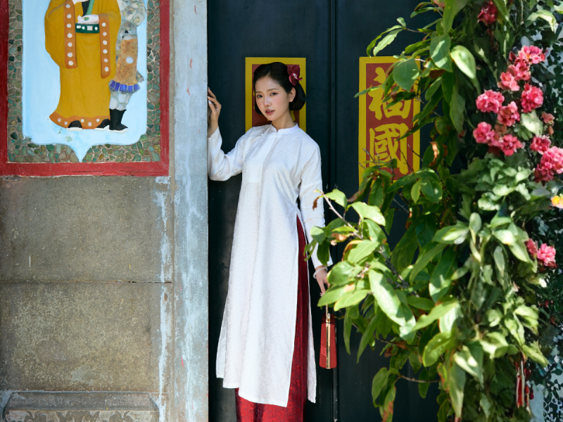 Áo dài tơ tằm hoạ tiết hoa cúc màu trắng