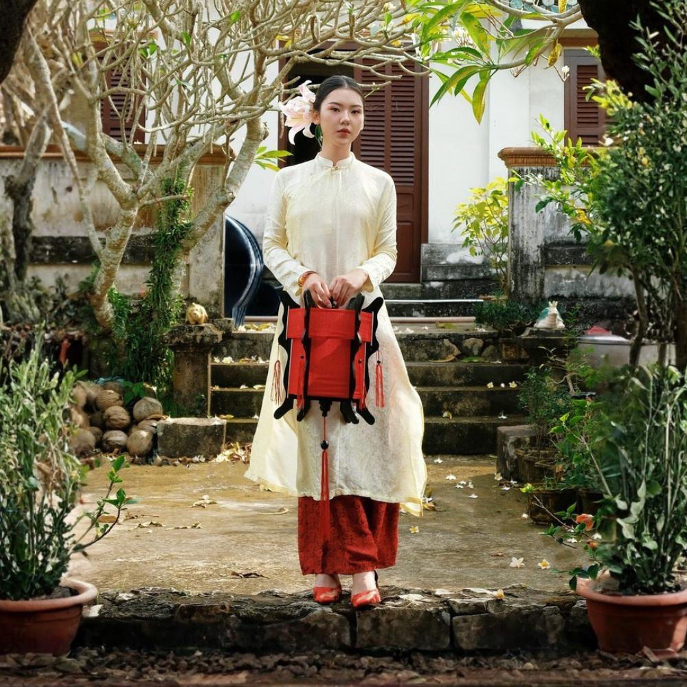 Áo dài tơ tằm hoạ tiết hoa cúc màu vàng mỡ gà