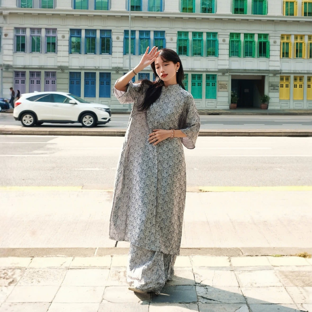 Áo dài tơ tằm hoạ tiết hoa cúc màu xám - dáng cách tân