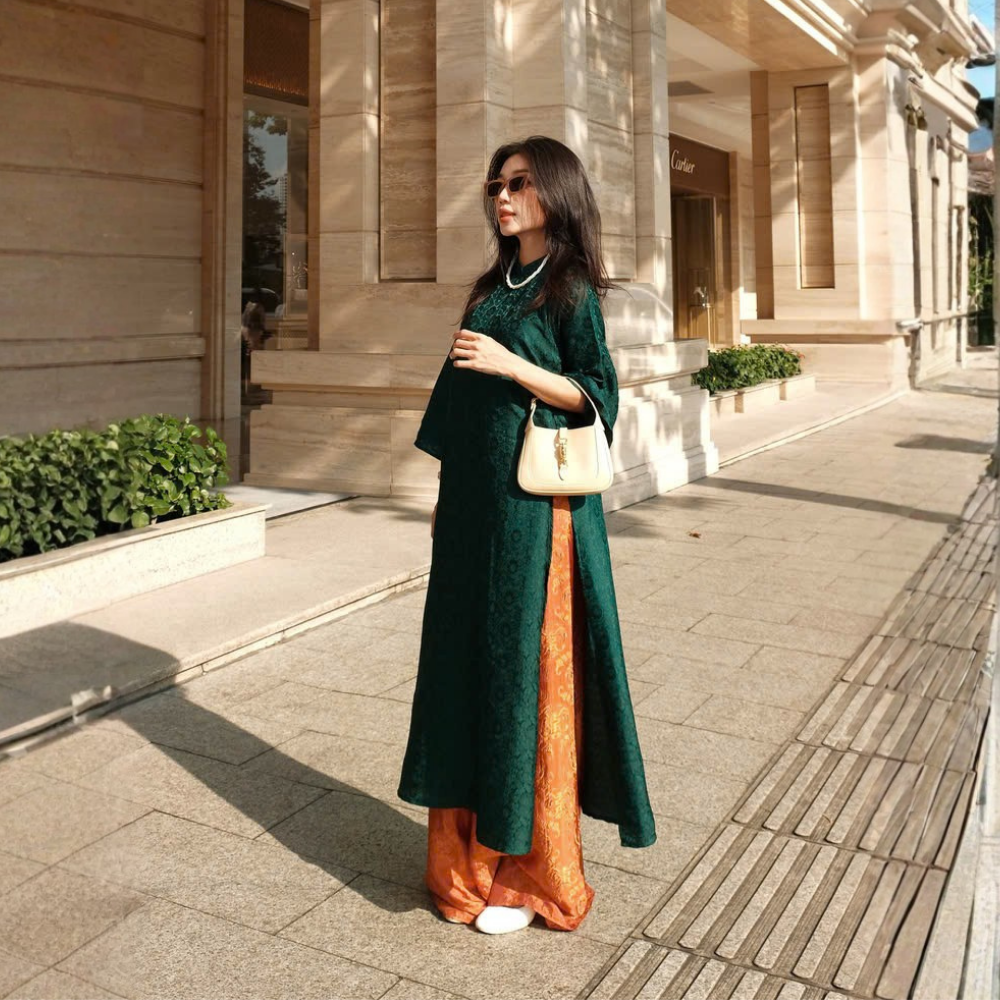 Áo dài tơ tằm hoạ tiết hoa cúc màu xanh lục bảo - dáng cách tân