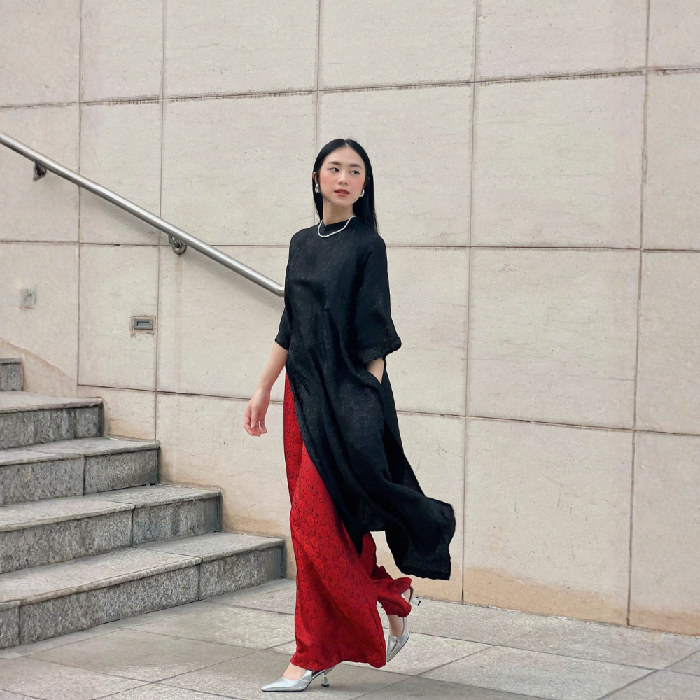 Áo dài tơ tằm hoạ tiết hoa cúc màu đen - dáng cách tân