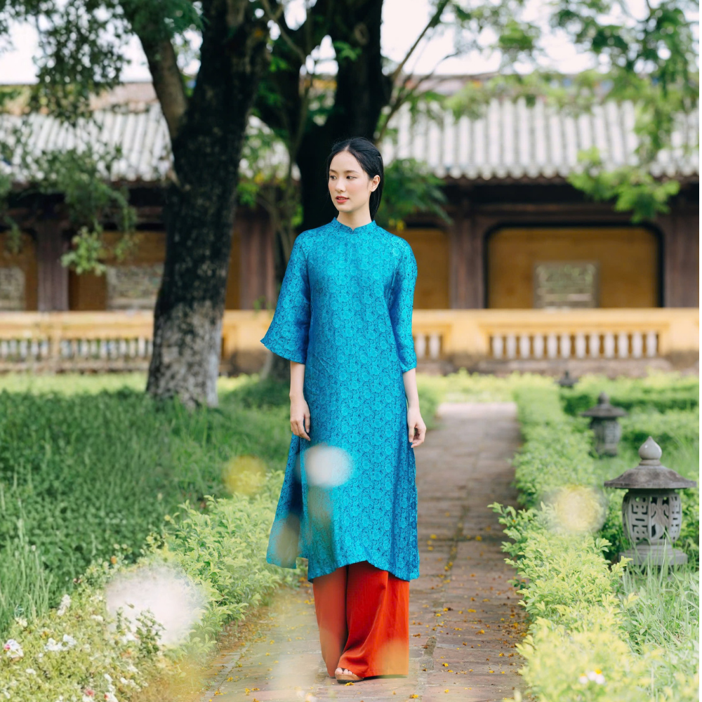Áo dài tơ tằm hoạ tiết hoa cúc màu xanh dương - dáng cách tân