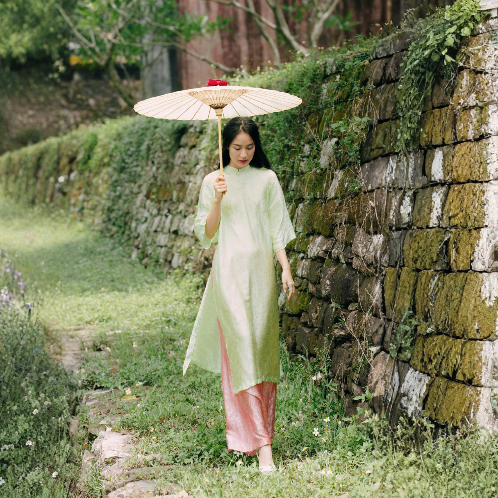 Áo dài tơ tằm hoạ tiết hoa cúc màu xanh mint - dáng cách tân