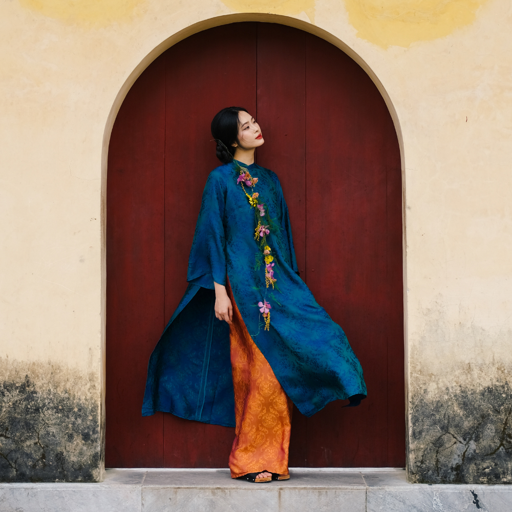 Áo dài tơ tằm hoạ tiết thọ dơi màu xanh vịt - dáng cách tân
