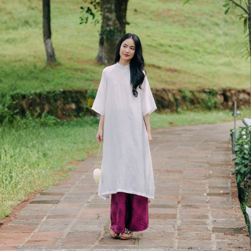 Áo dài tơ tằm hoạ tiết thọ dơi màu trắng - dáng cách tân