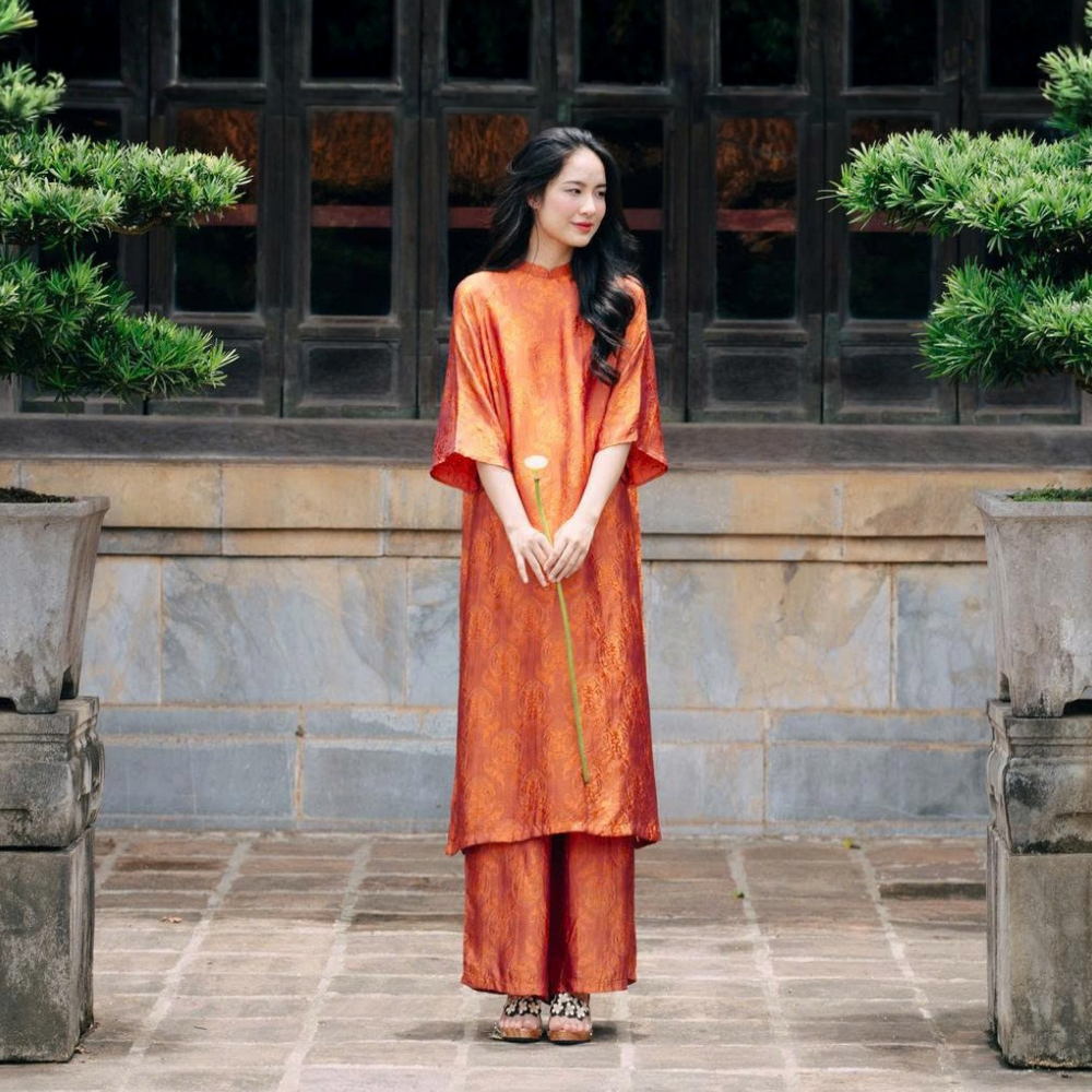 Áo dài tơ tằm hoạ tiết thọ dơi màu cam - dáng cách tân