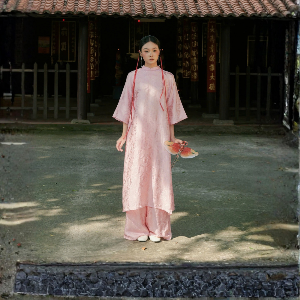 Áo dài tơ tằm hoạ tiết thọ dơi màu hồng ruốc - dáng cách tân