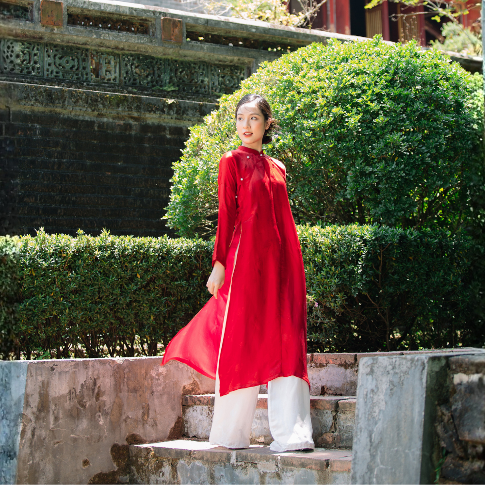 Áo dài tơ tằm hoạ tiết hoa sen màu đỏ - dáng ngũ thân