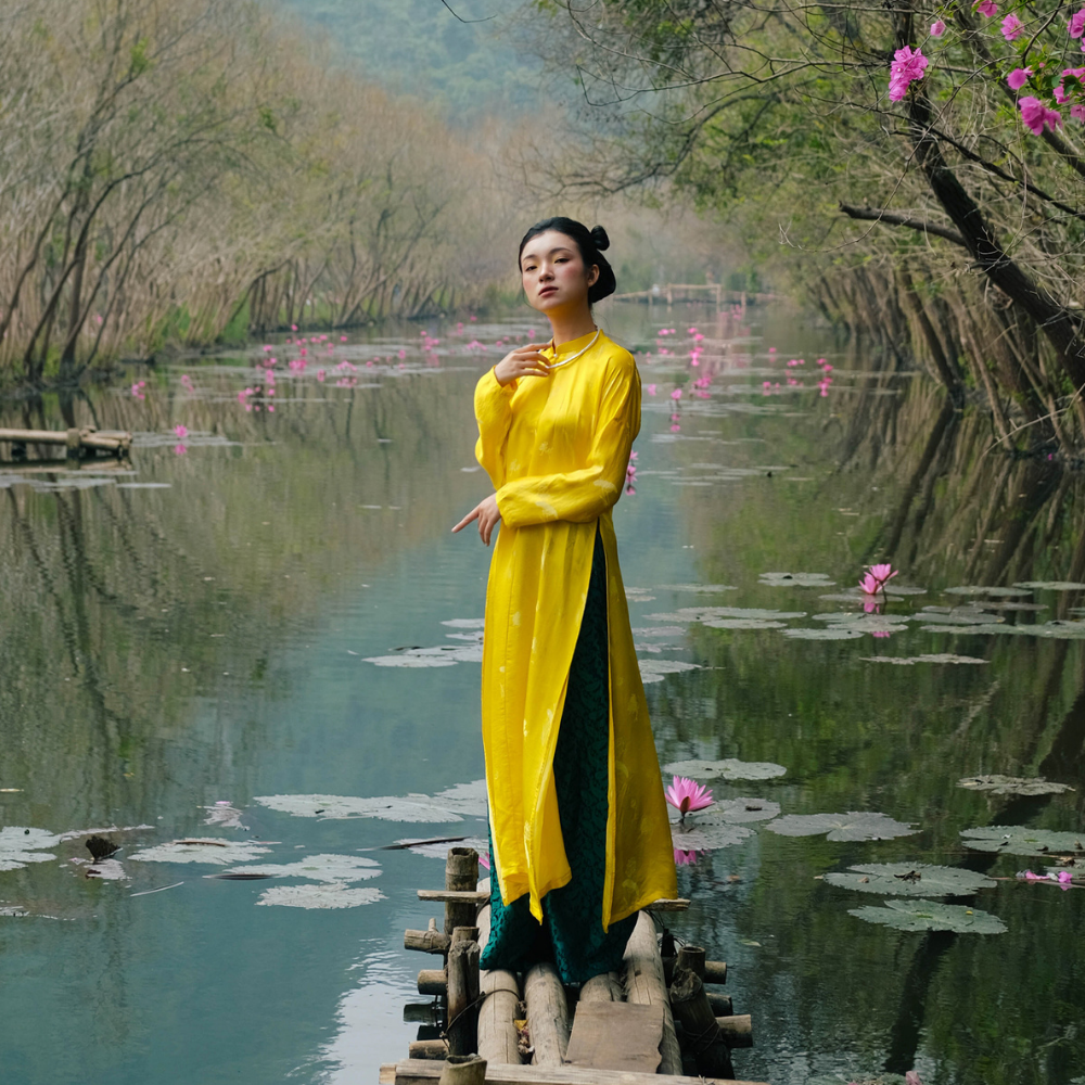 Áo dài tơ tằm hoạ tiết hoa sen màu vàng - dáng ngũ thân