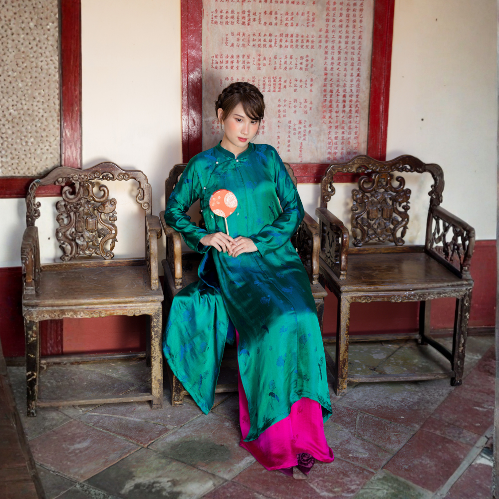 Áo dài tơ tằm hoạ tiết hoa sen màu xanh lá - dáng ngũ thân