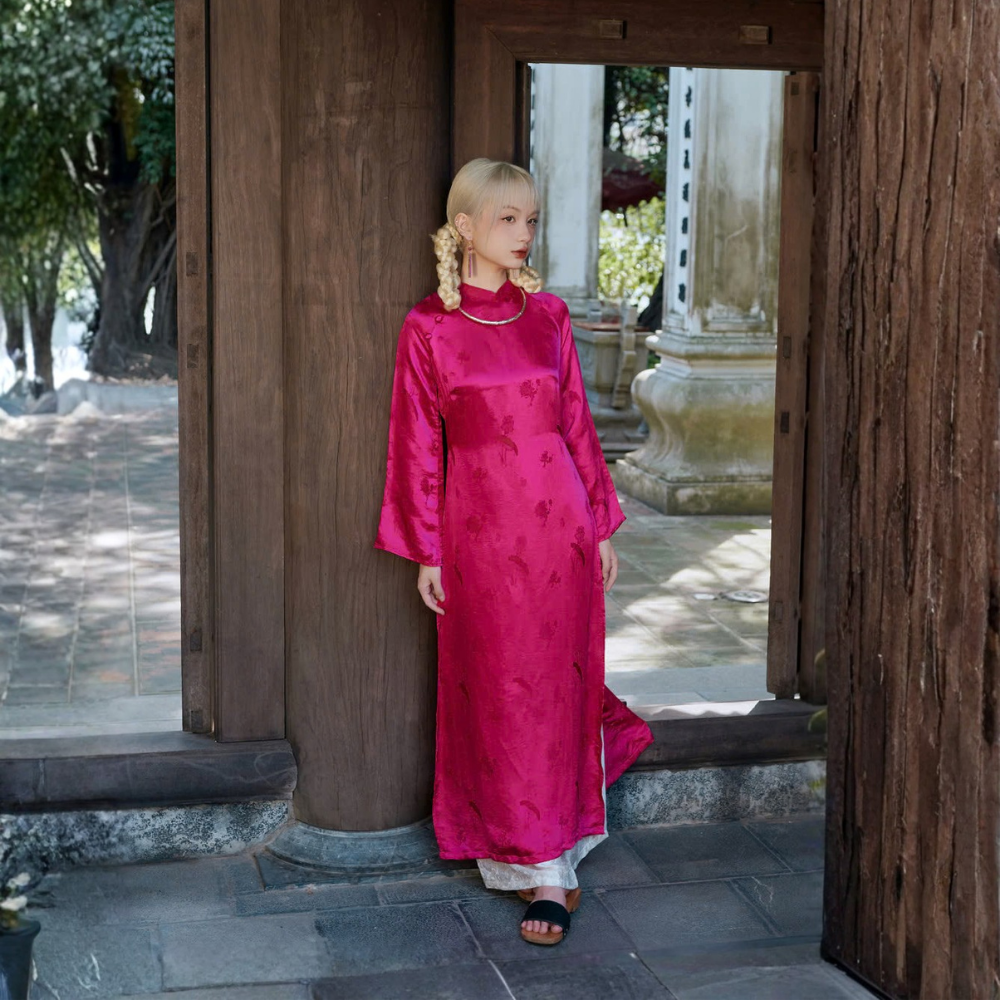 Áo dài tơ tằm hoạ tiết hoa sen màu hồng sen - dáng truyền thống