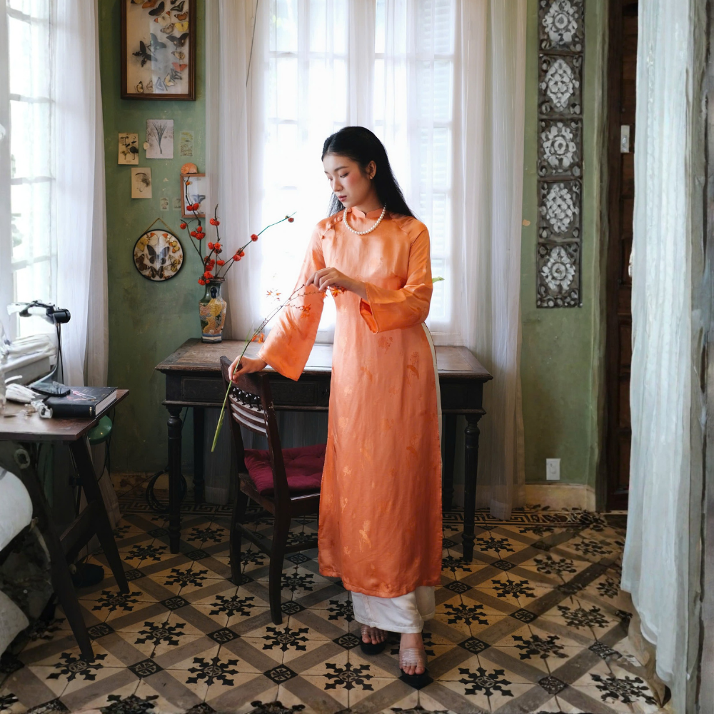 Áo dài tơ tằm hoạ tiết hoa sen màu cam - dáng truyền thống