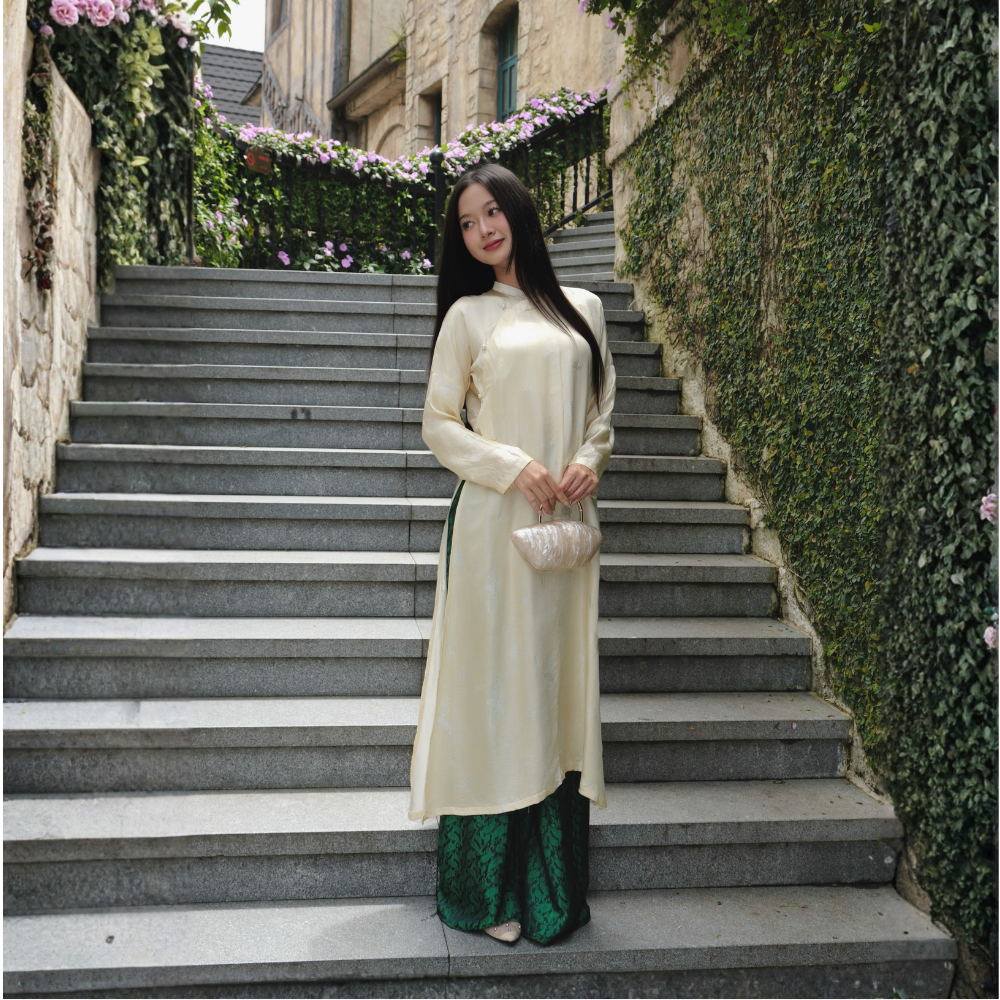 Áo dài tơ tằm hoạ tiết hoa sen màu vàng mỡ gà  - dáng ngũ thân