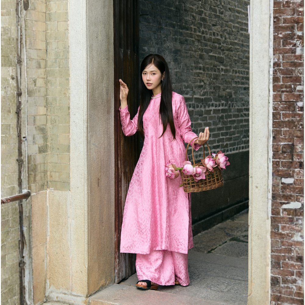 Áo dài tơ tằm hoạ tiết lông công màu hồng - dáng ngũ thân