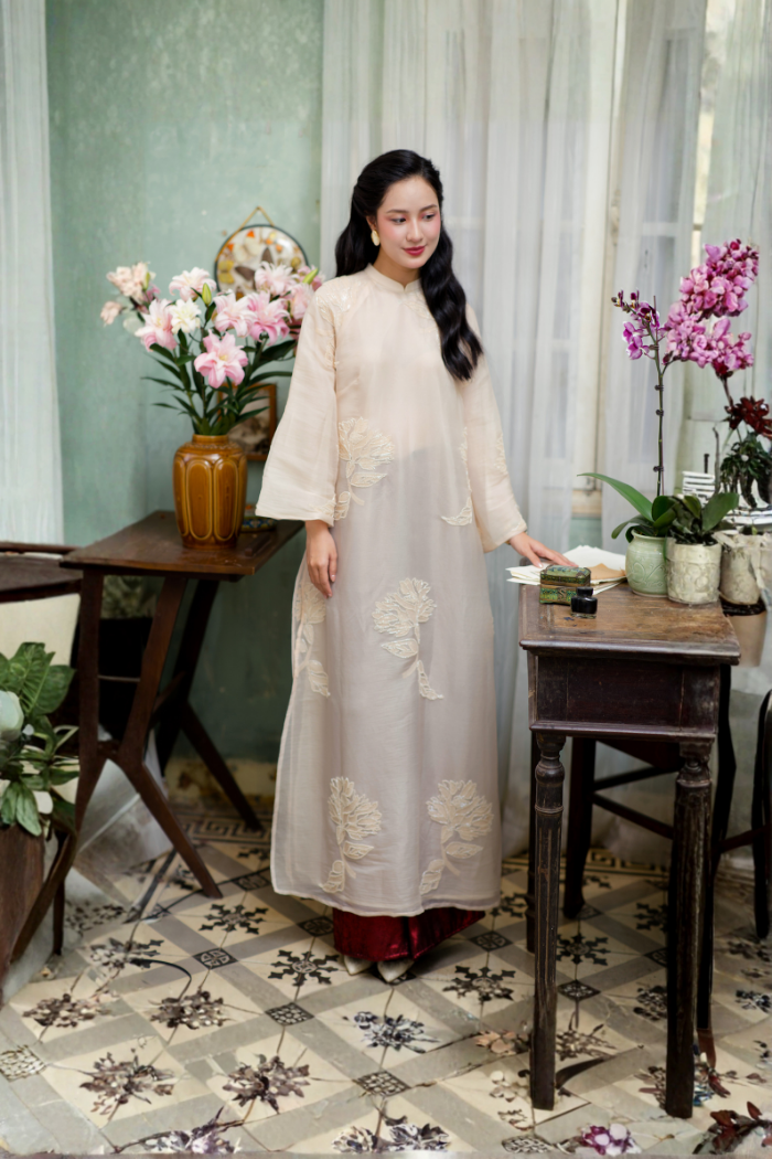Áo dài tơ đính sequin màu kem