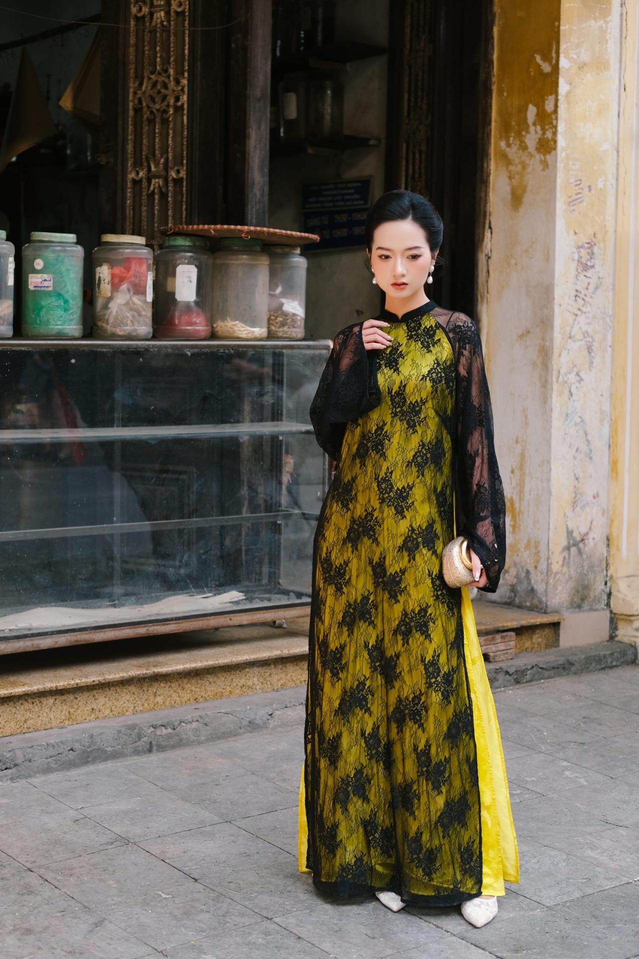 Áo dài ren đen 4 tà phối lụa tơ tằm sen vàng