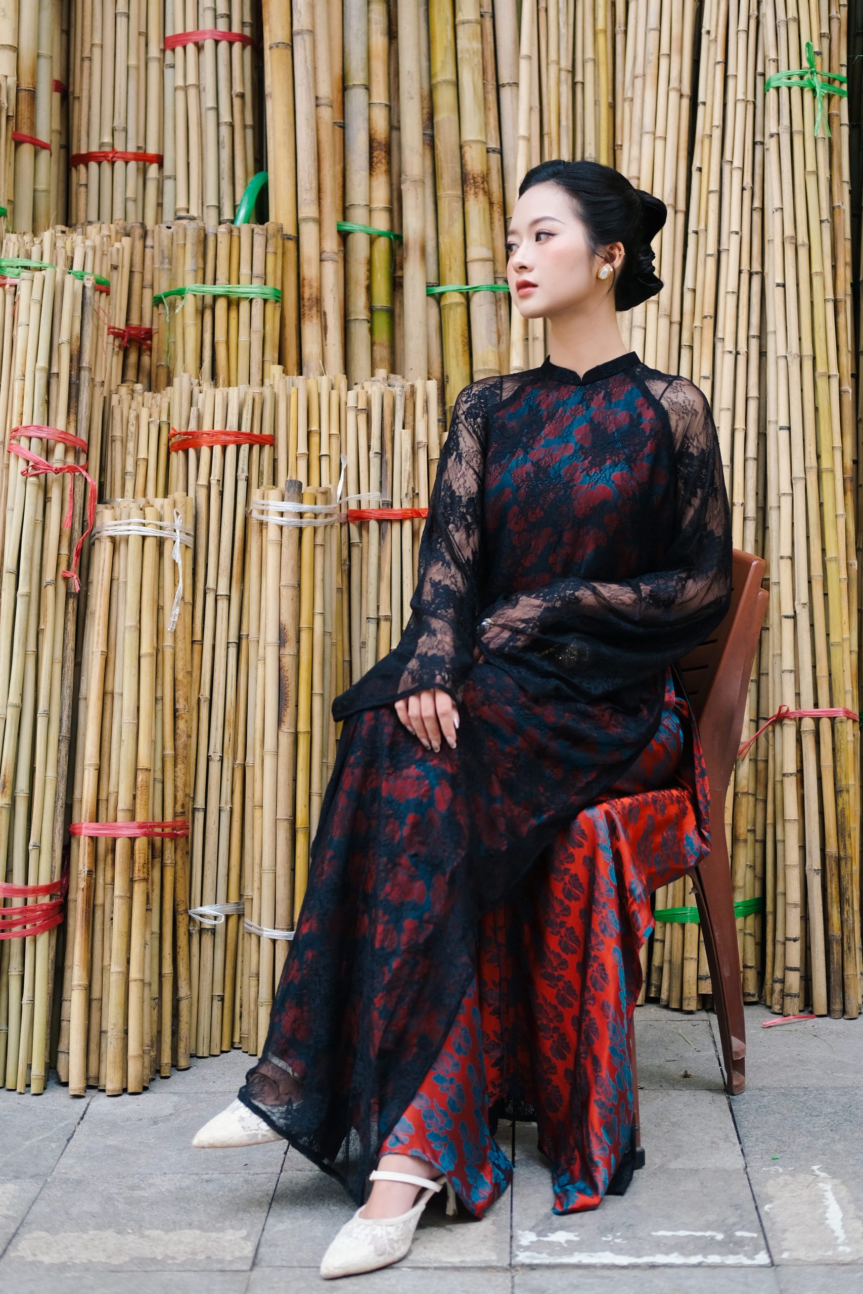 Áo dài ren đen 4 tà phối lụa tơ tằm ngân hạnh đỏ