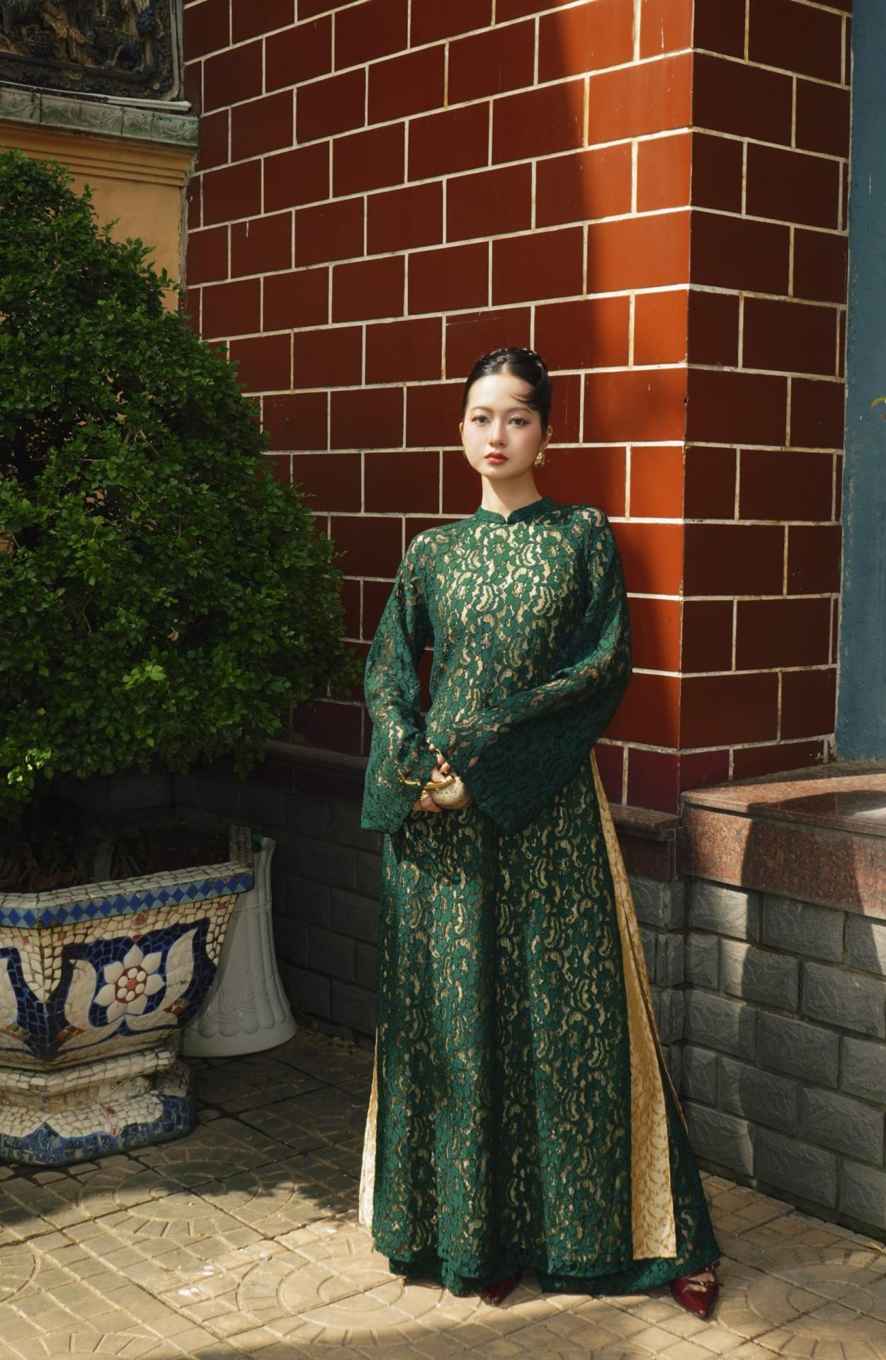 Áo dài ren xanh lá 4 tà phối lụa tơ tằm lông công vàng