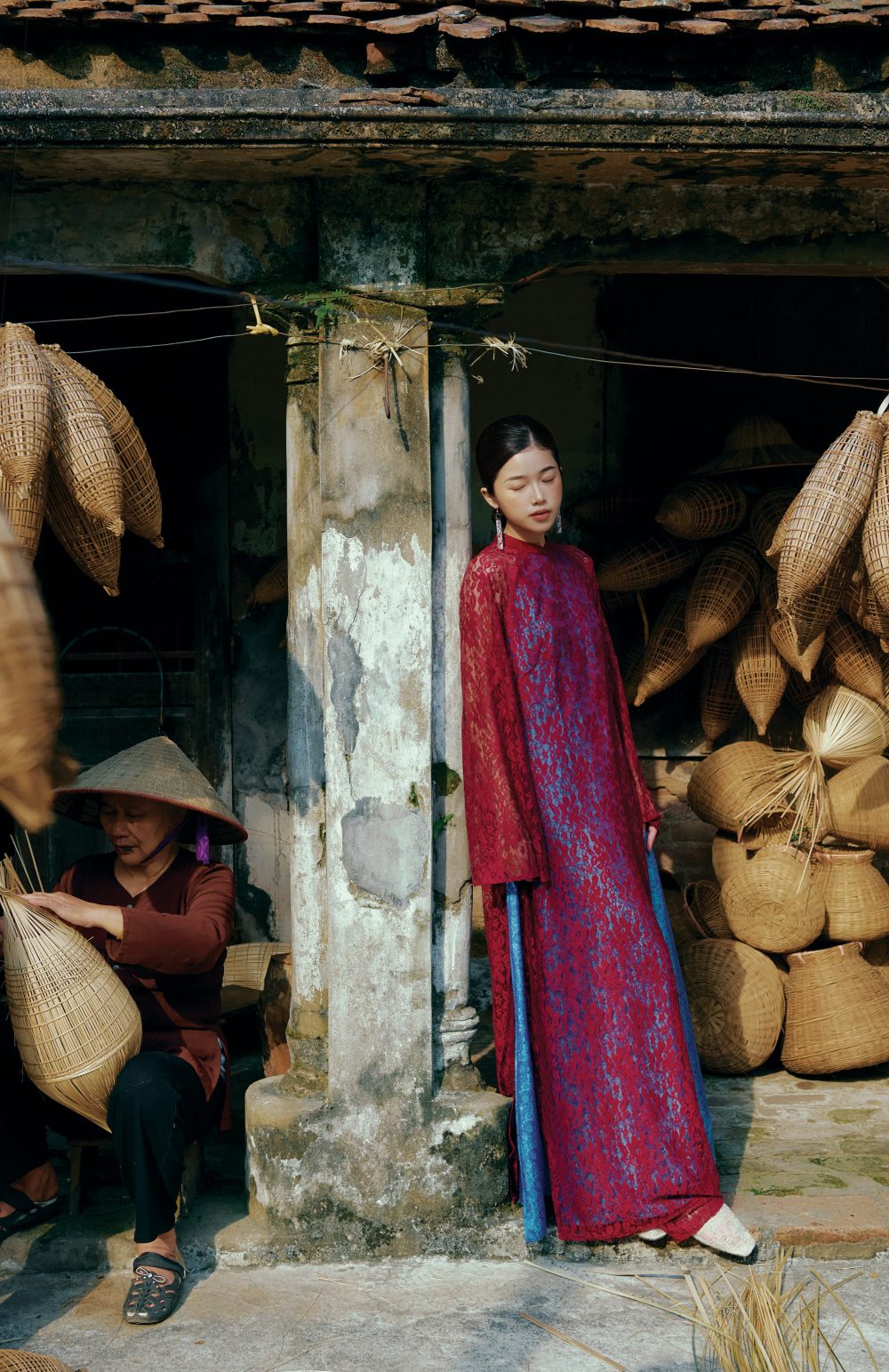 Áo dài ren đỏ đô 4 tà phối lụa tơ tằm hoa cúc xanh dương