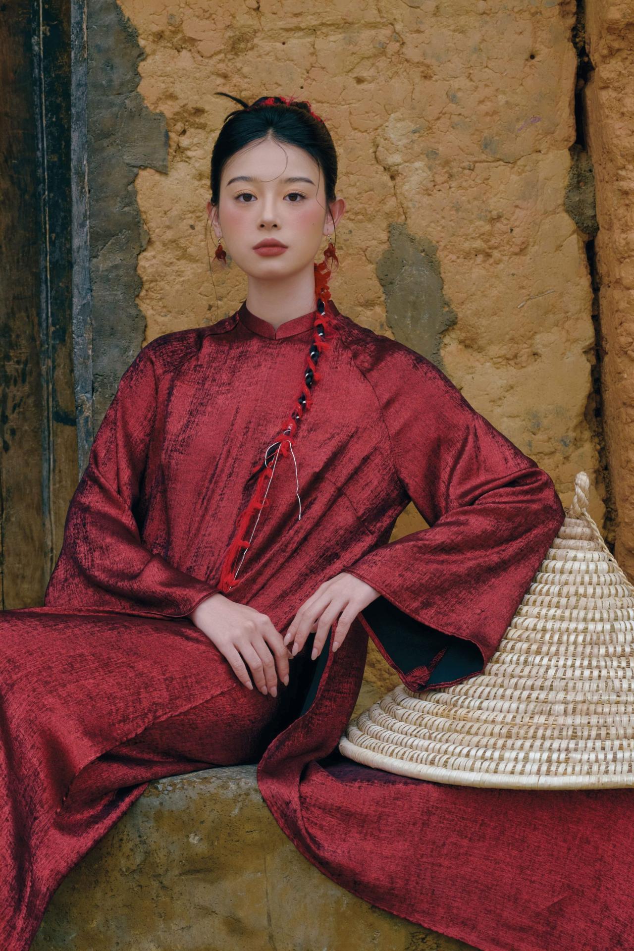 Áo dài Huyền Vi màu đỏ - dáng cách tân dài