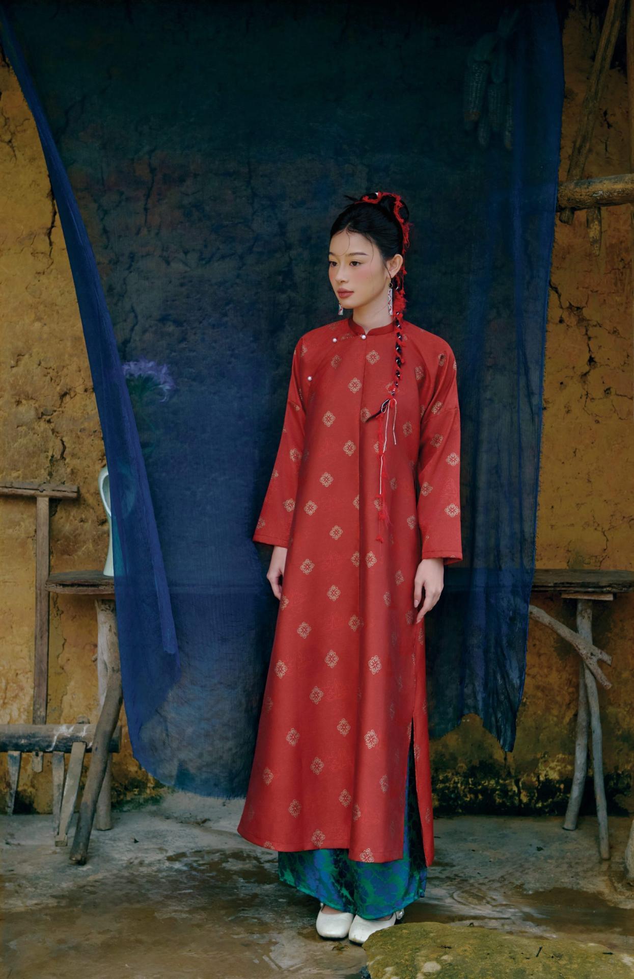 Áo dài Kim Văn màu đỏ - dáng ngũ thân