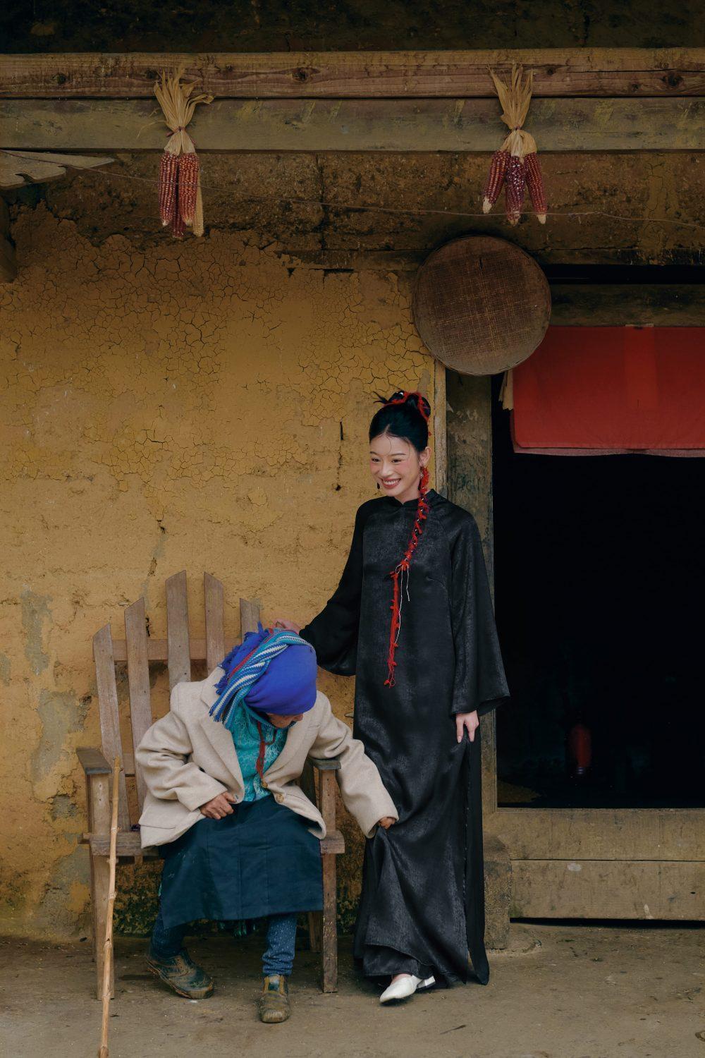 Áo dài Huyền Vi màu đen - dáng cách tân dài