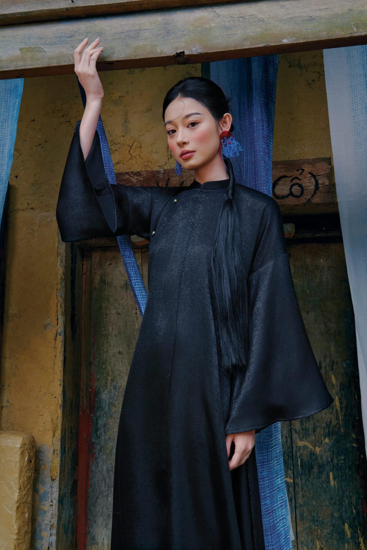 Áo dài Huyền Vi màu đen - dáng ngũ thân tay loe