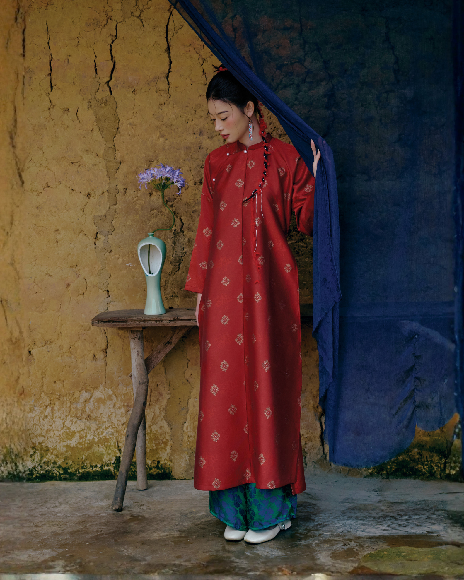 Áo dài Kim Văn màu đỏ - dáng ngũ thân