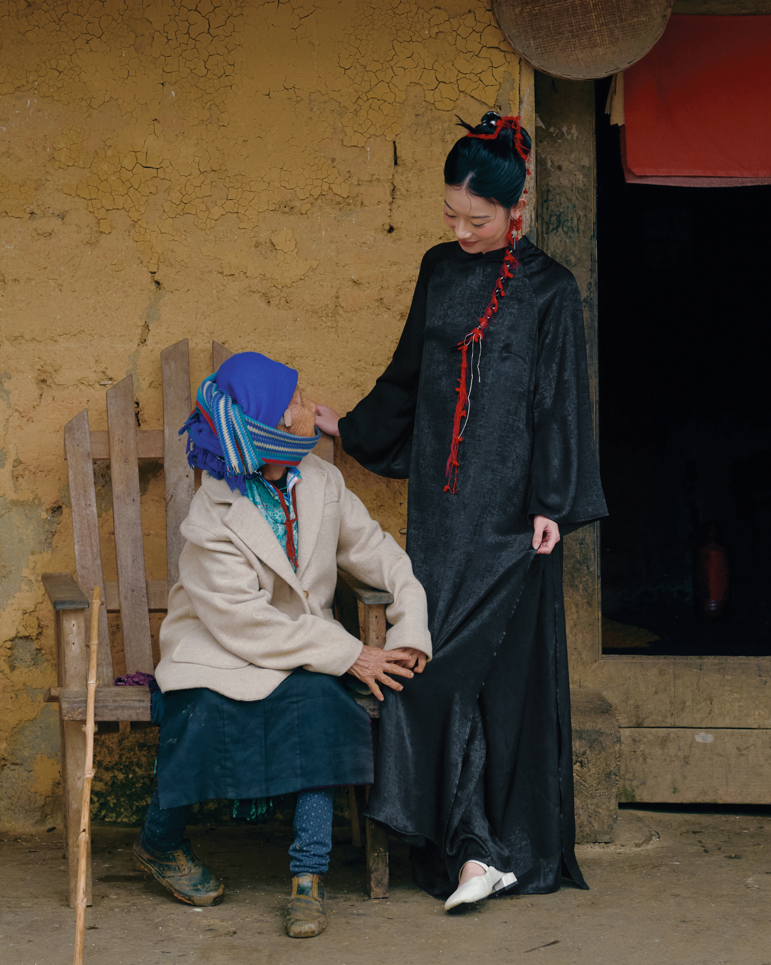 Áo dài Huyền Vi màu đen - dáng cách tân dài