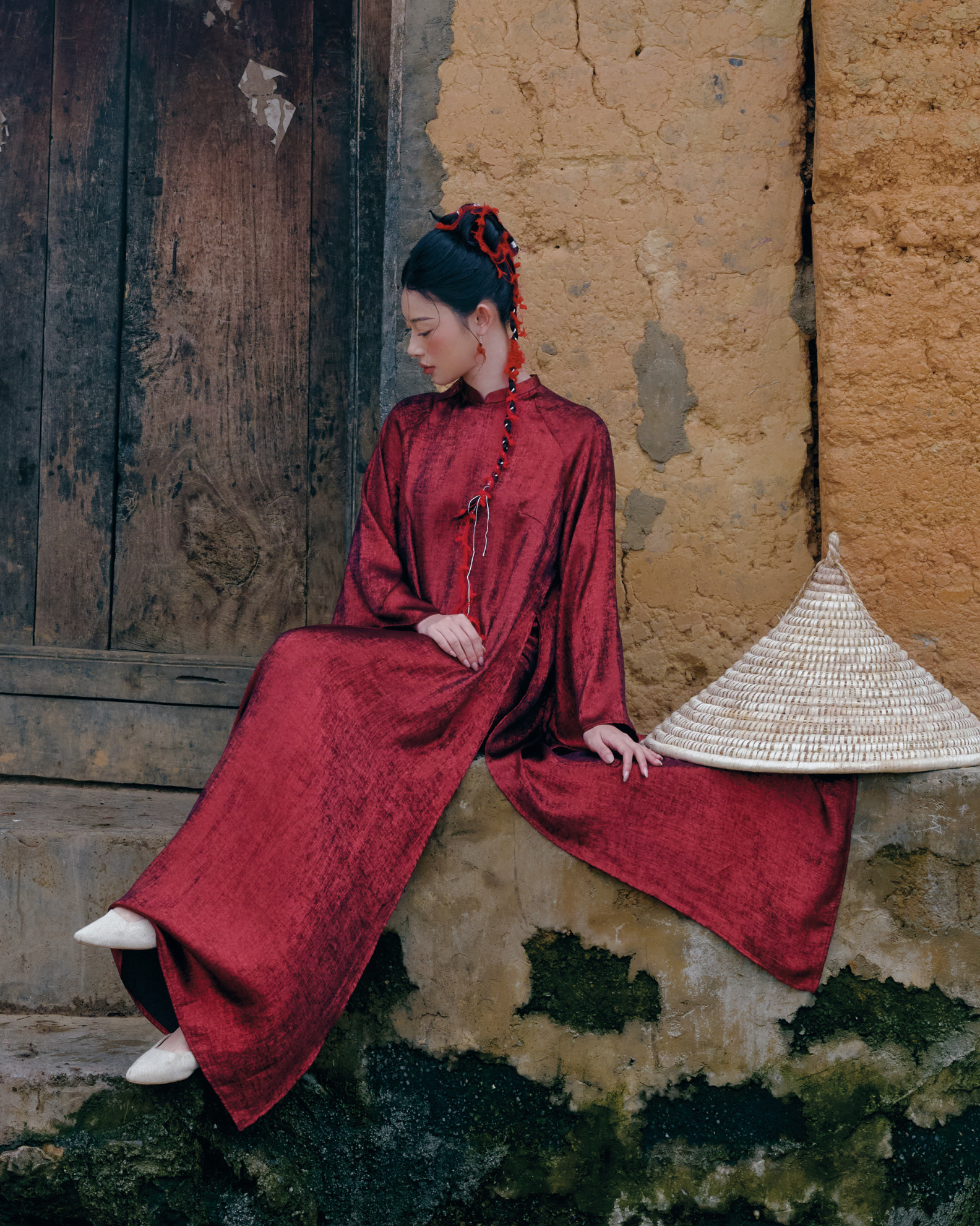 Áo dài Huyền Vi màu đỏ - dáng cách tân dài