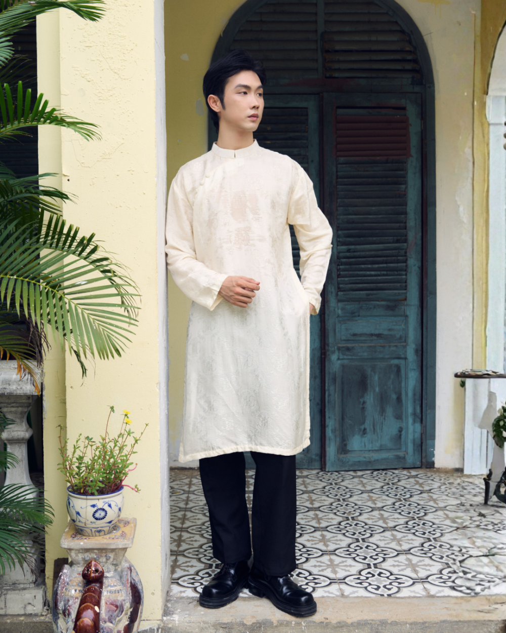 Áo dài tơ tằm họa tiết thọ dơi màu trắng - dáng cách tân