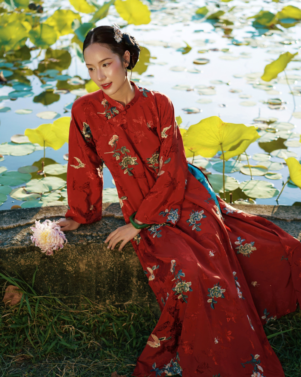 Áo dài Châu Hoa chất viscose thêu hoa dáng ngũ thân